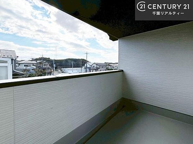 落ち着きある住宅街です！周囲には高い建物がなく、空が広く開放感があり、陽当たりを大きく遮られることもありません！気持ちの良い風が通り抜ける街並みです！