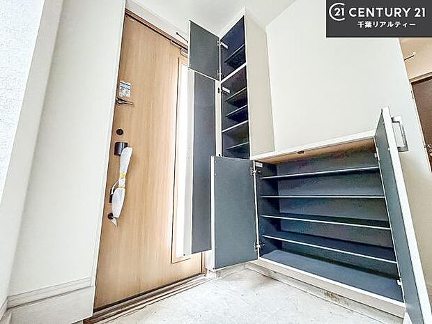 シューズボックス付きなので、玄関が片付きお掃除がしやすいです！スッキリした玄関で戸を開けた瞬間、清潔感のある心地いい空間が出迎えてくれます。