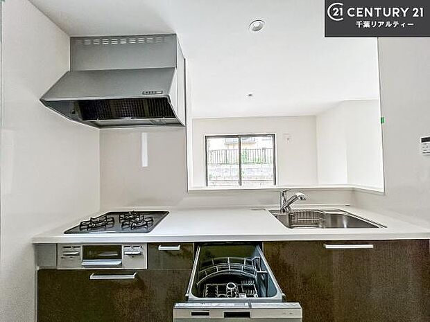 食洗機付き！忙しい時や冬場は手荒れ防止として大活躍します！ビルトイン仕様なので、場所も取らず調理スペースも広く使えて手際よく作業が出来ます！