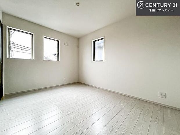 掃き出し窓がないお部屋は、お子様のお部屋としても安心です！収納スペースも充実しているので散らかったお部屋をサッと片付けられます！