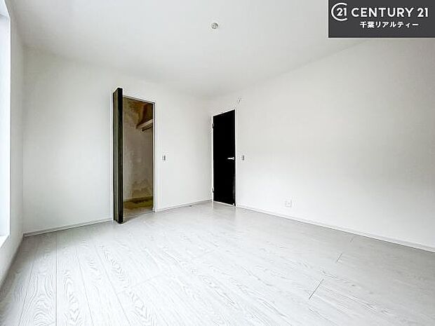 シンプルにデザインされているため、家具を選びません！お気に入りの家具を置いてくつろげる空間を作ることができます。