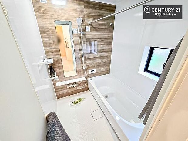 落ち着きある大人の雰囲気のバスルームは、味が出ていてバスタイムが充実！お仕事頑張っているご褒美にお好みの匂いの入浴剤を入れて、楽しんでみてはいかがでしょうか？