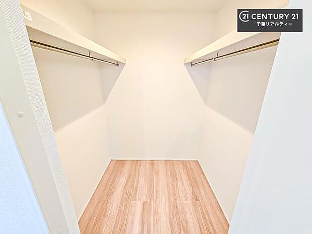 ウォークインクローゼット付きです。たくさんのお洋服などを収納しておけそうですね！他にも扇風機や加湿器など季節物の大きな家電も収納できます！