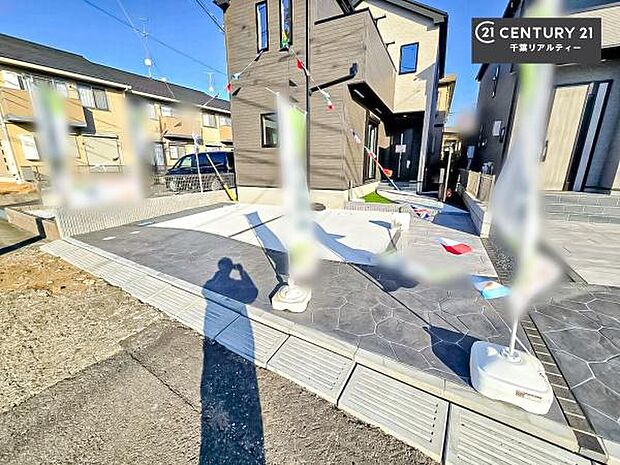 駐車スペースは3台分あります！セカンドカーはもちろん、バイクや自転車なども置き場所に困りません。