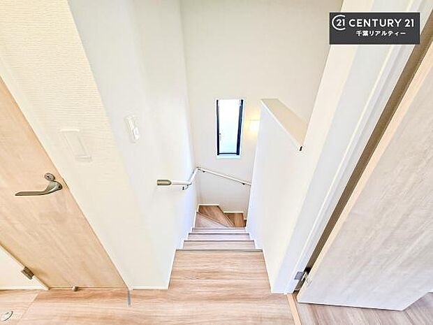 階段は明るく手摺りもついています！お子様やご年配の方も安心してご利用頂けますね！