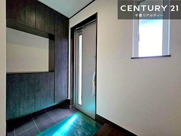 シューズボックス付きなので、玄関が片付きお掃除がしやすいです！スッキリした玄関で戸を開けた瞬間、清潔感のある心地いい空間が出迎えてくれます。【現地販売会開催中】