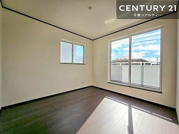 バルコニーに面した洋室。優しい光が差し込む洋室は、朝の目覚めも気持ちが良さそうですね。おうち時間もゆったりと過ごすことができます。