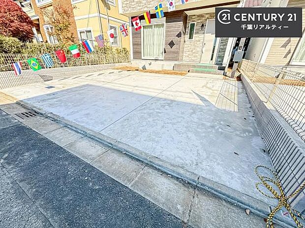 前面道路がゆったりしているので車庫入れもらくちんです！