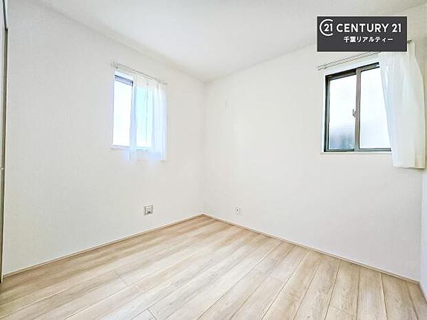 2面採光を確保した明るい室内は、風通しも良く、明るく大変居心地の良い空間となっております。リラックスして過ごせる心地の良いお部屋です！朝の目覚めがスッキリしますね！