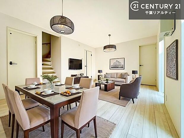 家具はCGパースです。心地良いリビングは家族が自然と集まります。家族団欒の時間が増えそうです。ご家族と、より一層充実した時間を過ごせそうですね。