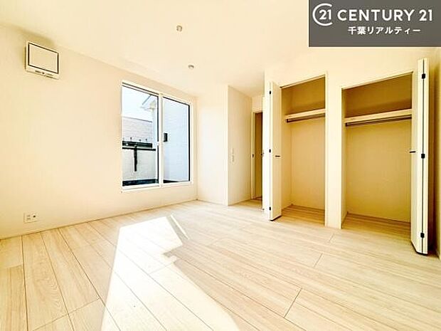 バルコニーに面している洋室です。明るく温もりがあり、換気もしっかりできます！朝起きて、外に出て背伸びをしつつ深呼吸をし良い朝を迎え入れることができます。