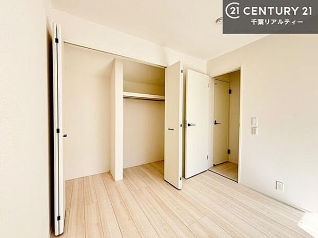 たっぷりの収納スペースで、暮らしがすっきり整う住まい。家族の荷物もきれいに片付き、毎日を快適に過ごせます。