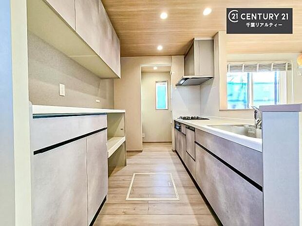 カップボード付きのキッチンです。キッチンは何かとガチャガチャしがちです。電子レンジや炊飯器も置けますし、たくさんの食器は棚に収納が可能です。