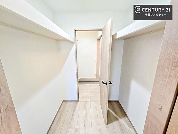 ウォークインクローゼット付きです。たくさんのお洋服などを収納しておけそうですね！他にも扇風機や加湿器など季節物の大きな家電も収納できます。