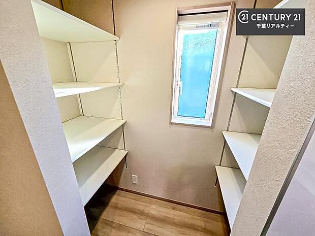 パントリー付き！お米や飲料水、食材のストックもスッキリ整頓することができます！是非現地でお確かめください。