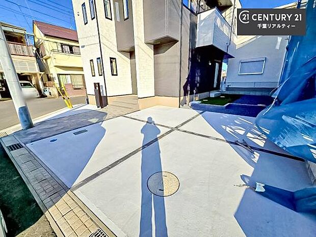 駐車スペースは2台分あります！車種によっては3台可！セカンドカーはもちろん、バイクや自転車なども置き場所に困りません。