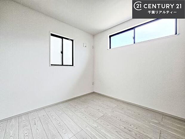 掃き出し窓がないお部屋は、お子様のお部屋としても安心です！収納スペースも充実しているので散らかったお部屋をサッと片付けられます！