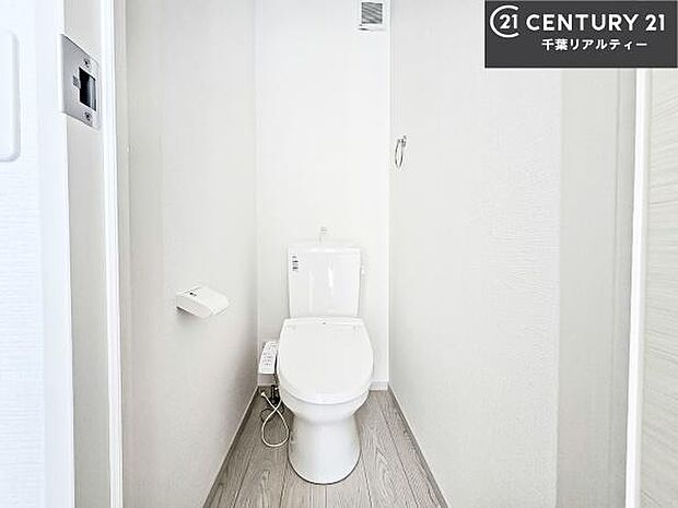 1・2階にトイレがございます！朝の忙しい時間帯も待たずにすみそうですね。白を基調とした清潔感のあるトイレでお手入れがしやすいです！
