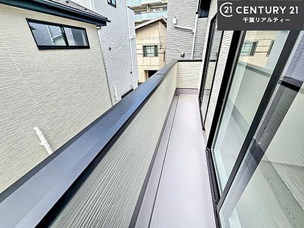 陽当たり良好なバルコニーです！晴れた日には青い空を見渡せる開放的な時間を楽しめます。