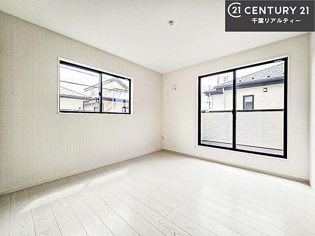 バルコニーに面している洋室です。明るく温もりがあり、換気もしっかりできます！朝起きて、外に出て背伸びをしつつ深呼吸をし良い朝を迎え入れることが出来そうですね！