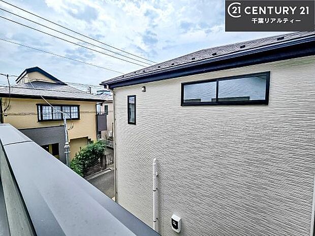 落ち着きある住宅街です！周囲には高い建物がなく、空が広く開放感があり、陽当たりを大きく遮られることもありません！気持ちの良い風が通り抜ける街並みです！