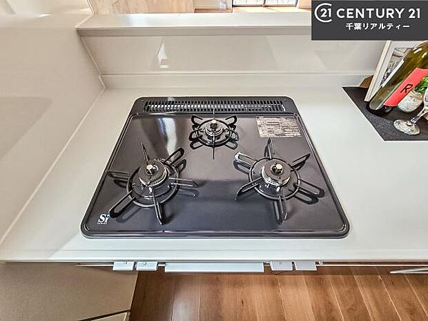 コンロは三口あるのでお料理の同時進行ができます。もちろんグリル付きです。調理スペースも広々している為作業がしやすい！使い勝手が良いシステムキッチンです！