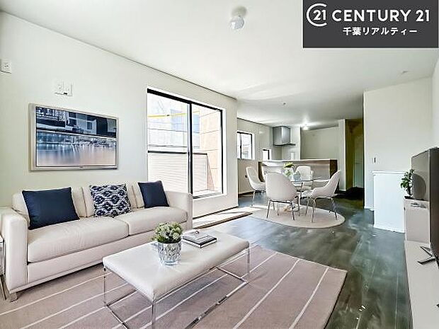 家具はCGパースです。開放感のある広々LDK！ソファーやダイニングテーブルを置いても窮屈にならないので快適に過ごせます！コミュニケーションが取りやすい明るいリビングです！