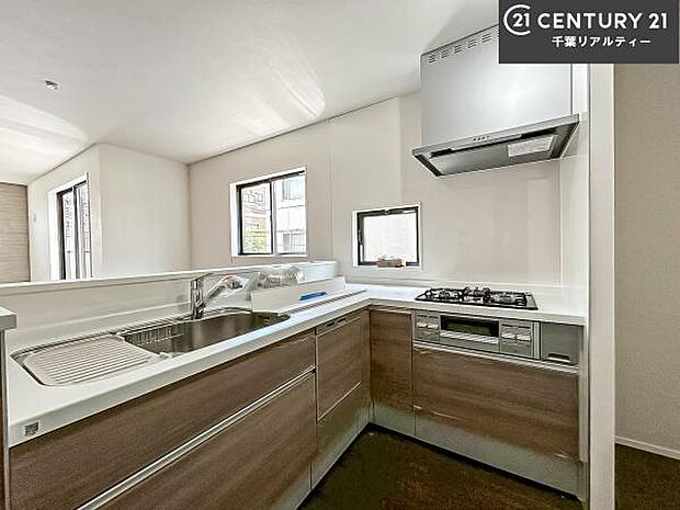 大人気の対面式システムキッチンを採用しています！ご家族のコミュニケーションが自然と増える設計です。お子様にも目が届くので嬉しいですね。収納力もあります！