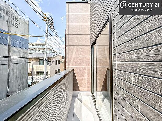 陽当たり良好なバルコニーです！晴れた日には青い空を見渡せる開放的な時間を楽しめます。