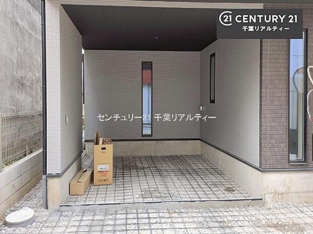 ゆったりとした駐車スペースなのでお車の運転が苦手な方も安心して車庫入れができます。自転車を置くスペースもしっかりあるので安心ですね！