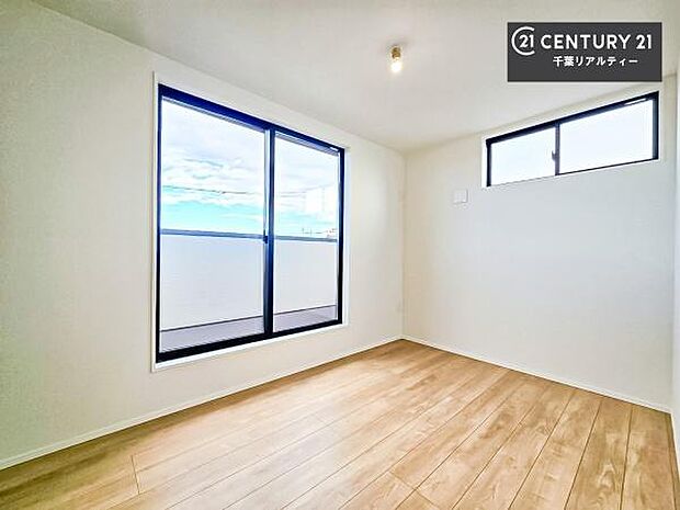 バルコニーに面している洋室です。明るく温もりがあり、換気もしっかりできます！朝起きて、外に出て背伸びをしつつ深呼吸をし良い朝を迎え入れることができます。