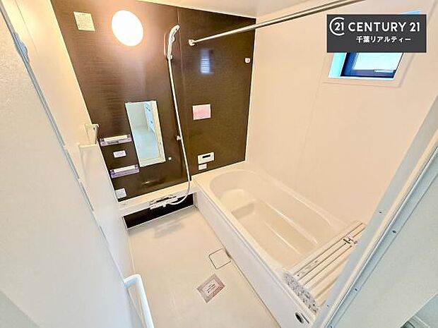 落ち着きある大人の雰囲気のバスルームは、味が出ていてバスタイムが充実！お仕事頑張っているご褒美にお好みの匂いの入浴剤を入れて、楽しんでみてはいかがでしょうか？