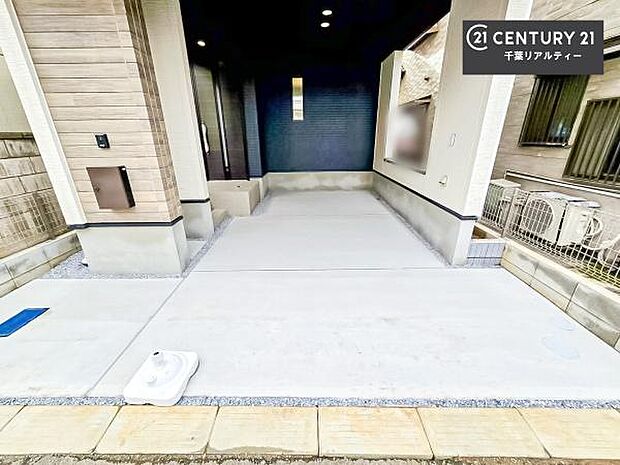 ガレージの駐車場は、雨や風から車を守ってくれるので大切に管理ができるので安心！