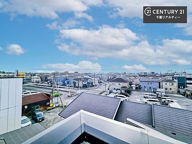 晴れた日には青い空を見渡せる開放的な時間を楽しめます。気持ちの良い風が通り抜ける街並みです！