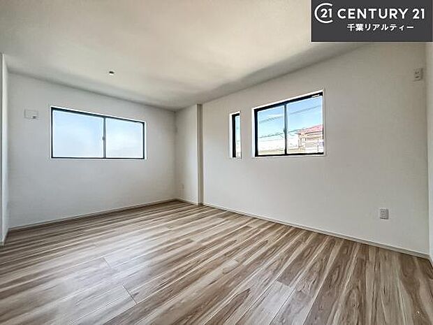 掃き出し窓がないお部屋は、お子様のお部屋としても安心です！収納スペースも充実しているので散らかったお部屋をサッと片付けられます！