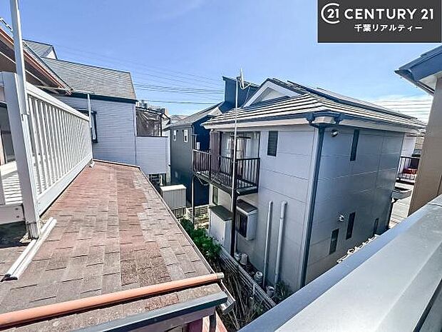 落ち着きある住宅街です！周囲には高い建物がなく、空が広く開放感があり、陽当たりを大きく遮られることもありません！気持ちの良い風が通り抜ける街並みです！