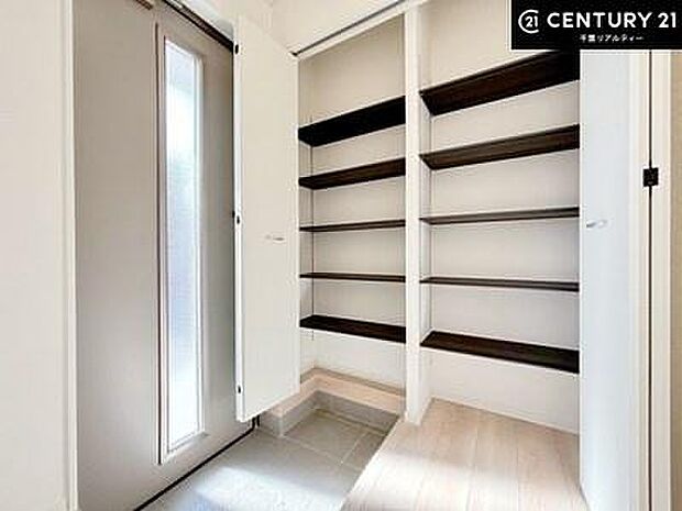 玄関収納が充実しているので、玄関周りがスッキリ片付き来客時に靴の置き場に困りません！