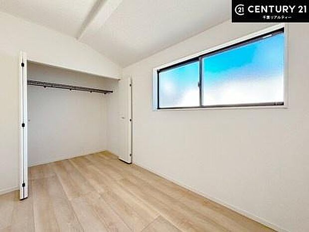 洋室は子供部屋や寝室、色々と用途多彩に利用できますね。収納力もたっぷりなので、広々気持ちよく過ごすことができます。