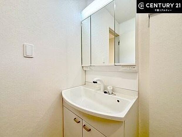 スタイリッシュでオシャレな洗面台！身なりを整える洗面所は、清潔感が大事です！水周りの清潔感のある雰囲気を演出！気持ちよくお使いいただけます。