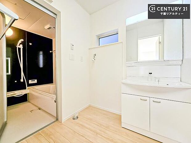 三面鏡仕様の洗面所は、身だしなみがしやすい造り！裏は収納になっています。ドライヤーやお化粧道具を片付けられるので洗面台周りをスッキリと見せることが出来ます！