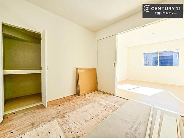 まだ畳は敷かれておりませんが、リビングと隣接している和室です！客間としてはもちろん、家事の休憩スペースとして使用するのもいいですね！