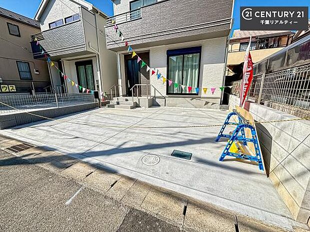 駐車スペースは2台分あります！セカンドカーはもちろん、バイクや自転車なども置き場所に困りません。