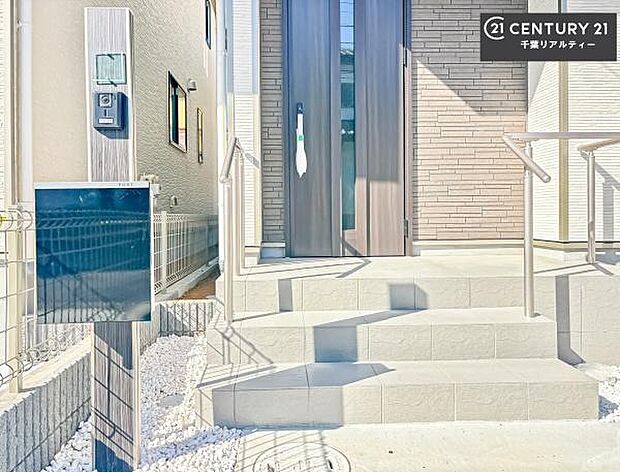 郵便ポスト一体型の宅配ボックス付きで不在時でも荷物が受け取れてとっても便利！家にいなきゃいけないストレス回避！再配達の手間が省けます！