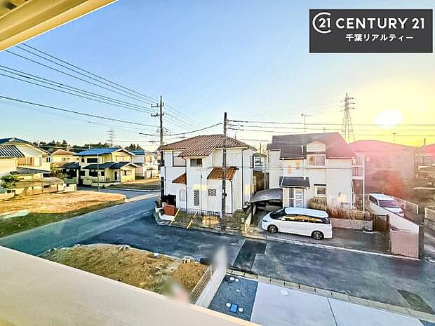 晴れた日には青い空を見渡せる開放的な時間を楽しめます。気持ちの良い風が通り抜ける街並みです！