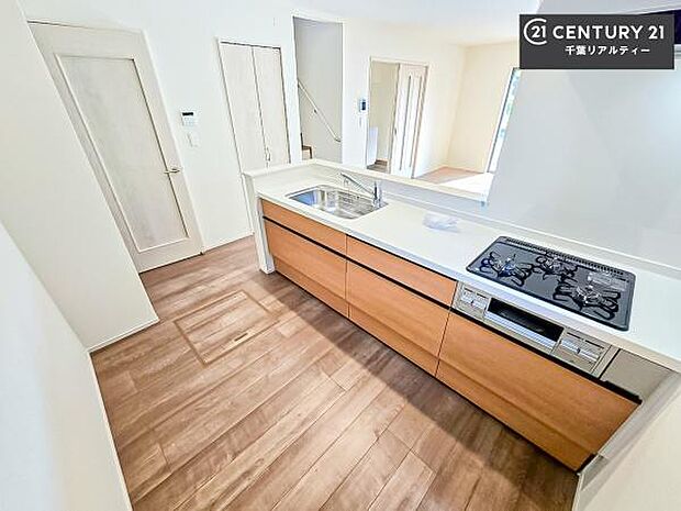 大人気の対面式システムキッチンを採用しています！ご家族のコミュニケーションが自然と増える設計です。お子様にも目が届くので嬉しいですね。広々使えて快適に作業が進みます！