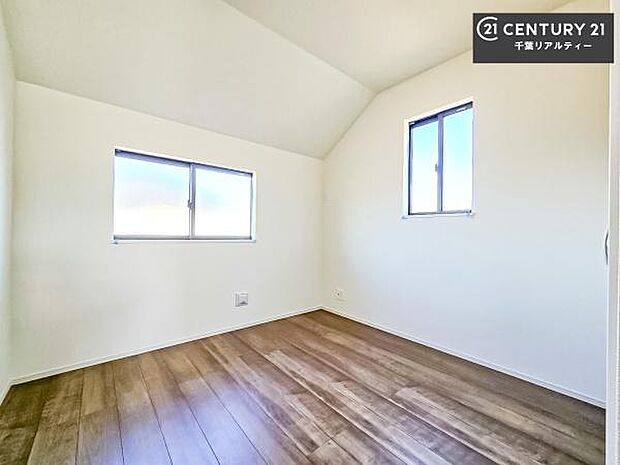 2面採光を確保した明るい室内は、風通しも良く、明るく大変居心地の良い空間となっております。リラックスして過ごせる心地の良いお部屋です！朝の目覚めがスッキリしますね！