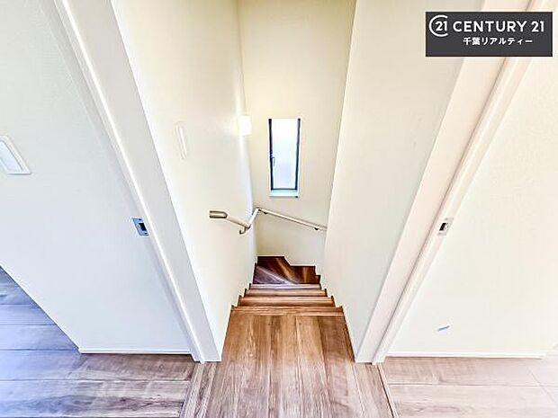 階段には手摺りが付いており、お子様やご年配の方も安心してご利用頂けます。明かり取りの窓も付いており、足元も安心ですね！