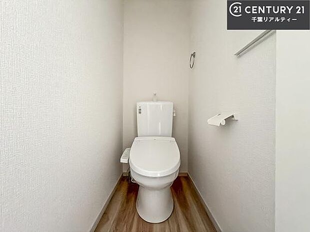 清潔感のある色味のお手洗いです！さわやかでスッキリする空間です！白を基調としているので、お手入れがしやすいトイレです！