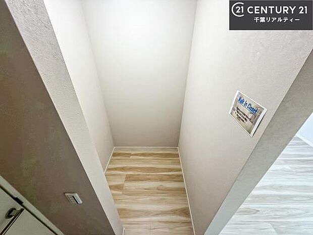 ウォークインクローゼット付きです。たくさんのお洋服などを収納しておけそうですね！他にも扇風機や加湿器など季節物の大きな家電も収納できます！