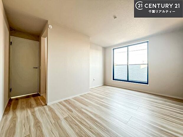 バルコニーに面している洋室です。明るく温もりがあり、換気もしっかりできます！朝起きて、外に出て背伸びをしつつ深呼吸をし良い朝を迎え入れることができます。